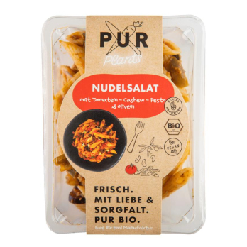 Nudelsalat mit Tomate-Cashew-Pesto und Oliven